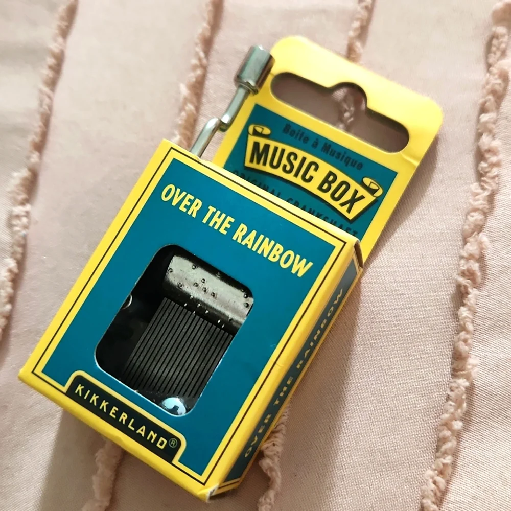 Tiny music box plays " over the rainbow" - Picture 1 of 2